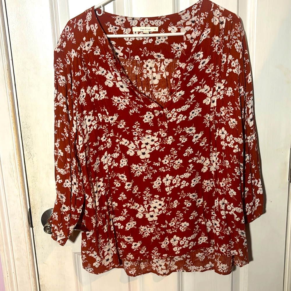 Cute floral blouse hardly worn